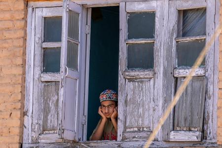 Ein Junge aus Kaschmir beobachtet von einem Fenster seines Hauses aus eine Wahlkampfveranstaltung der Demokratischen Volkspartei von Jammu und Kaschmir. In Indien findet derzeit die Parlamentswahl statt, die ganze sechs Wochen dauert. 970 Millionen der 1,4 Milliarden Einwohner sind wahlberechtigt.
